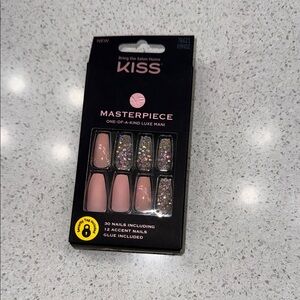 KISS Masterpiece Pink and Glitter Nail Set